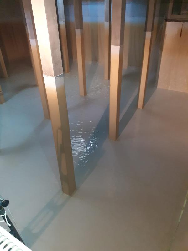 Limpieza de los depósitos municipales de agua potable de la desaladora de La Caleta